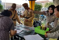 Anggota Polresta Sidoarjo kenakan pakaian ala Pejuangan untuk memperingati HUT RI ke-74. (Fah/ SJ foto)