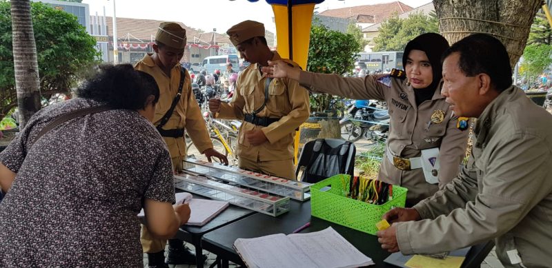 Anggota Polresta Sidoarjo kenakan pakaian ala Pejuangan untuk memperingati HUT RI ke-74. (Fah/ SJ foto)