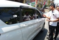 Petugas lakukan olah TKP pencurian dengan modus memecahkan kaca mobil, Senin, 26/08/2019. (dik/ SJ foto)
