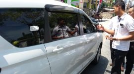 Petugas lakukan olah TKP pencurian dengan modus memecahkan kaca mobil, Senin, 26/08/2019. (dik/ SJ foto)