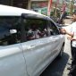 Petugas lakukan olah TKP pencurian dengan modus memecahkan kaca mobil, Senin, 26/08/2019. (dik/ SJ foto)