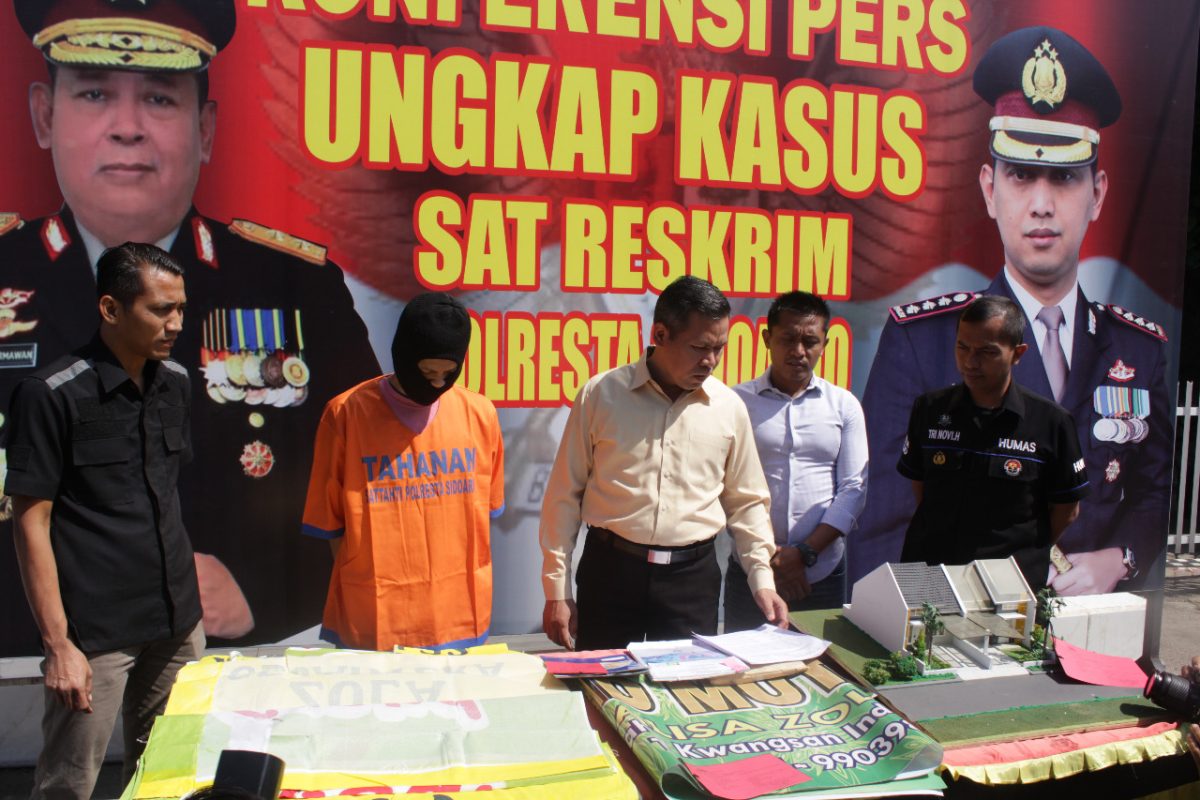 Suasana rilis kasus perumahan fiktif di Polresta Sidoarjo, Jawa Timur. (Fah/ SJ foto)