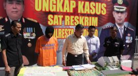 Suasana rilis kasus perumahan fiktif di Polresta Sidoarjo, Jawa Timur. (Fah/ SJ foto)