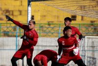 Kiper Madura United berlatih jelang laga melawan Persija jakarta. (foto: twitter madura united)