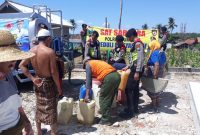 Warga berkerumun di lokasi pembagian air bersih yang dilakukan anggota Polres Sumenep, Jawa Timur. (dok. Polres Sumenep)