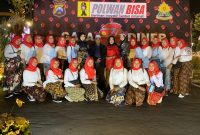 Kapolres Sumenep, AKBP Muslimin, foto bersama Polwan Sumenep di Mapolda Jatim, Jumat, 30/08/2019. (istimewa)