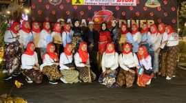 Kapolres Sumenep, AKBP Muslimin, foto bersama Polwan Sumenep di Mapolda Jatim, Jumat, 30/08/2019. (istimewa)