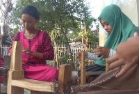Kegiatan merajut gelang dan kalung dilakukan secara berkelompok di Pulau Tonduk, Kecamatan Raas, Sumenep, Jawa Timur. (dik/ SJ foto)