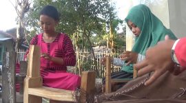 Kegiatan merajut gelang dan kalung dilakukan secara berkelompok di Pulau Tonduk, Kecamatan Raas, Sumenep, Jawa Timur. (dik/ SJ foto)