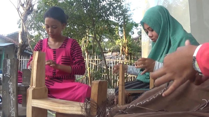 Kegiatan merajut gelang dan kalung dilakukan secara berkelompok di Pulau Tonduk, Kecamatan Raas, Sumenep, Jawa Timur. (dik/ SJ foto)