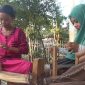 Kegiatan merajut gelang dan kalung dilakukan secara berkelompok di Pulau Tonduk, Kecamatan Raas, Sumenep, Jawa Timur. (dik/ SJ foto)