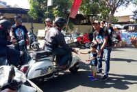 Aksi Sosial: Anggota J-Scookbagikan nasi bungkus gratis di ajang KSF-4 di Kediri, jawa Timur(Nug/ SJ foto)
