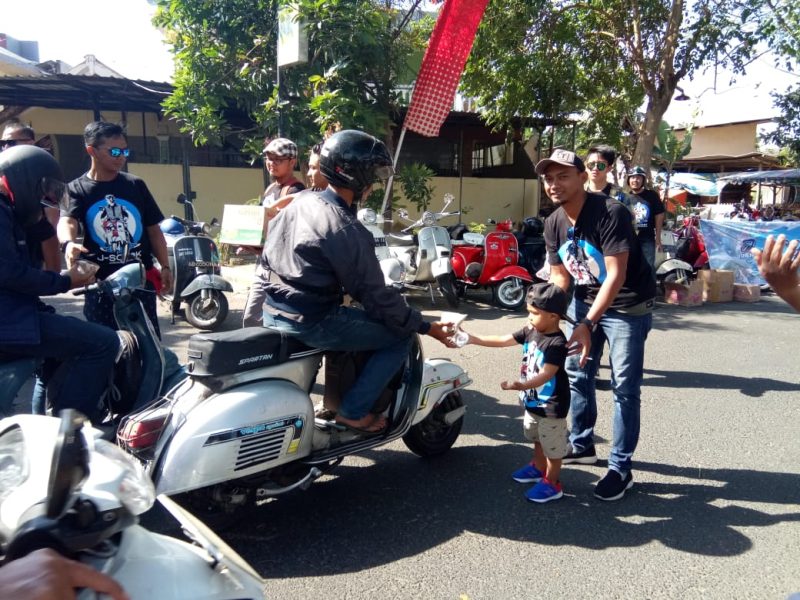 Aksi Sosial: Anggota J-Scookbagikan nasi bungkus gratis di ajang KSF-4 di Kediri, jawa Timur(Nug/ SJ foto)