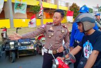 Scooterist ikuti game berhadiah SIM Gratis dari Polresta Kediri. (Nug/ SJ foto)