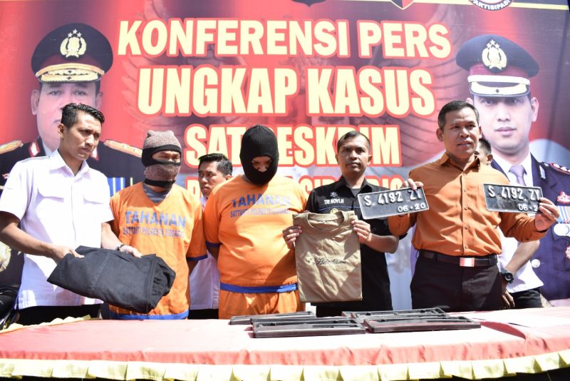 Penadah dan pelaku penggelapan kendaraan ditangkap Polresta Sidoarjo, Jawa Timur, Rabu 07/08/2019. (Fah/ SJ foto)