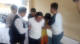 Petugas gelandang dua tersangka pesta sabu, 27/08/2019. (mufid/ SJ foto)