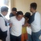 Petugas gelandang dua tersangka pesta sabu, 27/08/2019. (mufid/ SJ foto)