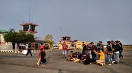 Marlena dan Kacong menjadi objek lomba fotografi yang digelar di Bandara Trunojoyo, Sumenep, Jawa Timur, Sabtu, 21/09/2019. (Farin/ SJ foto)