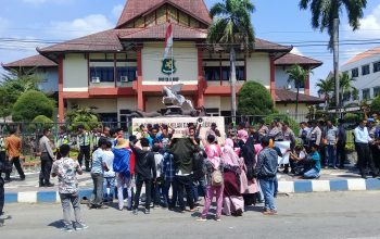 Bawa Tanaman Tembakau, Mahasiswa Demo Gedung DPRD Bawa Tanaman Tembakau, Mahasiswa Demo Gedung DPRD