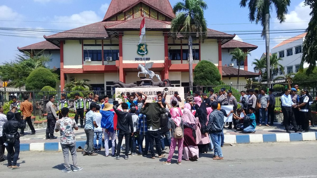 Demo Brigade Rakyat dan Pemuda Nusantara (BRIPDA) di kantor DPRD SUmenep mendapat pengawalan petugas kepolisian. (Didik/ SJ foto)