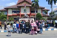 Demo Brigade Rakyat dan Pemuda Nusantara (BRIPDA) di kantor DPRD SUmenep mendapat pengawalan petugas kepolisian. (Didik/ SJ foto)