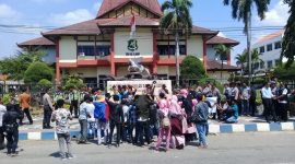 Demo Brigade Rakyat dan Pemuda Nusantara (BRIPDA) di kantor DPRD SUmenep mendapat pengawalan petugas kepolisian. (Didik/ SJ foto)