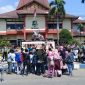 Demo Brigade Rakyat dan Pemuda Nusantara (BRIPDA) di kantor DPRD SUmenep mendapat pengawalan petugas kepolisian. (Didik/ SJ foto)