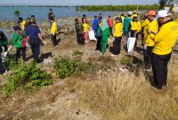 Ratusan aktivis bersihkan sampah di pesisir Kalianget, Sumenep, dalam rangka memperingati hari lingkungan hidup se dunia, Jumat, 13/09/2019. (Farin/ SJ foto)