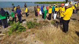 Ratusan aktivis bersihkan sampah di pesisir Kalianget, Sumenep, dalam rangka memperingati hari lingkungan hidup se dunia, Jumat, 13/09/2019. (Farin/ SJ foto)