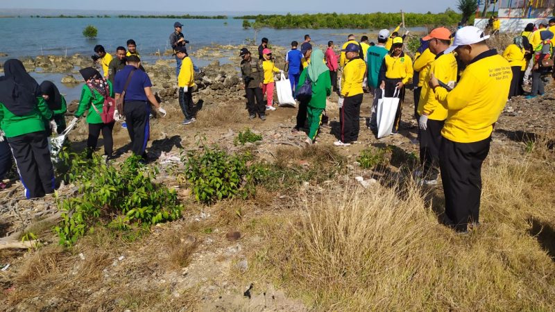 Ratusan aktivis bersihkan sampah di pesisir Kalianget, Sumenep, dalam rangka memperingati hari lingkungan hidup se dunia, Jumat, 13/09/2019. (Farin/ SJ foto)