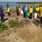 Ratusan aktivis bersihkan sampah di pesisir Kalianget, Sumenep, dalam rangka memperingati hari lingkungan hidup se dunia, Jumat, 13/09/2019. (Farin/ SJ foto)