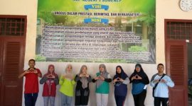 Petugas Puskesmas Pamolokan dalam kunjungannya ke SMP 5 Sumenep, Jawa Timur. (Farin/ SJ foto)