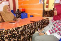 Siti Hairiyah, Kepala Puskesmas Bluto menjelaskan profil Puskesmas yang dipimpinnya. (dik/ SJ foto)