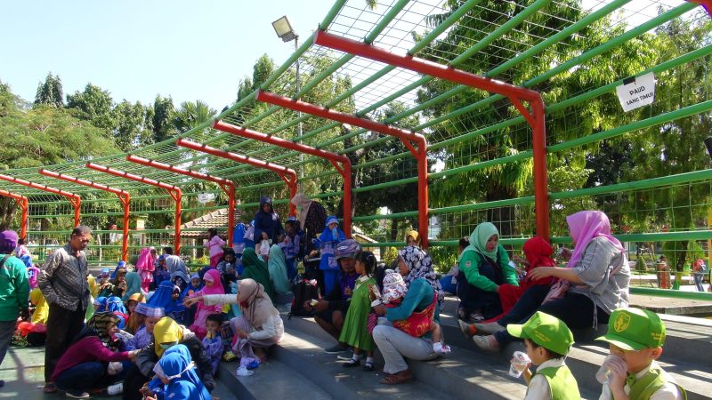 Usai menggelar pawai 1 Muharam, para siswa berkumpul di Taman Adipura Kota Sumenep, Jawa Timur, Senin, 02/09/2019. (Farin/ SJ foto)