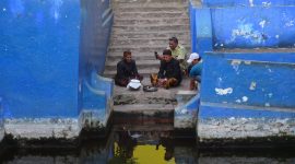 Dua Tokoh Desa Aeng Tong-Tong memimpin acara jamasan keris pusaka di Taman Sare, Keraton Sumenep, Jawa Timur, 02/09/2019. (Farin/ SJ foto)