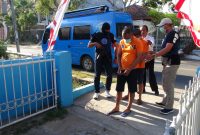 Dua tersangka pengedar pil ekstasi digelandang petugas ke kantor BNN Kabupaten Sumenep, Selasa, 10/09/2019. (Didik/ SJ foto)