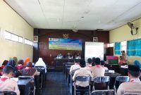 Agus Mulyono, Kepala Dinas Kesehatan Sumenep memimpin doa bersama untuk almarhum Presiden RI ketiga BJ Habibie, Kamis, 12/09/2019. (Farin/ SJ foto)