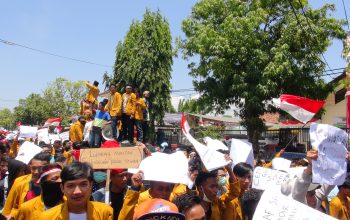Aliansi Mahasiswa Sumenep Kepung DPRD Sumenep Aliansi Mahasiswa Sumenep Kepung DPRD Sumenep