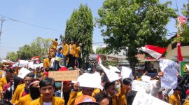 Sekitar 500 mahasiswa yang tergabung dalam Aliansi Mahasiswa Sumenep demo Kantor DPRD Sumenep, Kamis, 26/09/2019. (Farin/ SJ foto)