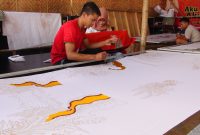 Pengrajin batik sedang membuat motif batik di Padepokan Batik Canteng Koning, Pangarangan, Kota Sumenep, Sabtu, 28/09/2019. (Didik/ SJ foto)