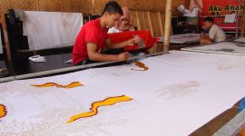 Pengrajin batik sedang membuat motif batik di Padepokan Batik Canteng Koning, Pangarangan, Kota Sumenep, Sabtu, 28/09/2019. (Didik/ SJ foto)