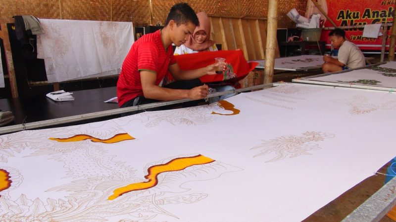 Pengrajin batik sedang membuat motif batik di Padepokan Batik Canteng Koning, Pangarangan, Kota Sumenep, Sabtu, 28/09/2019. (Didik/ SJ foto)