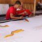 Pengrajin batik sedang membuat motif batik di Padepokan Batik Canteng Koning, Pangarangan, Kota Sumenep, Sabtu, 28/09/2019. (Didik/ SJ foto)