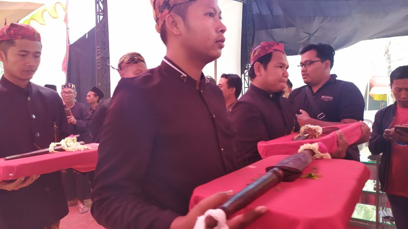Dewan Mpu keris membawa sejumlah keris yang akan dijamas. (Farin/ SJ foto)