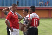 Coach Gomes beri arahan Elthon Maran, dalam sebuah latihan. (dik/ SJ foto)