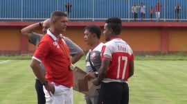 Coach Gomes beri arahan Elthon Maran, dalam sebuah latihan. (dik/ SJ foto)