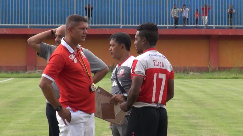 Coach Gomes beri arahan Elthon Maran, dalam sebuah latihan. (dik/ SJ foto)