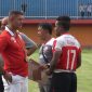Coach Gomes beri arahan Elthon Maran, dalam sebuah latihan. (dik/ SJ foto)