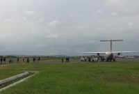 dok. Penumpang berjalan menuju pesawat Wings Air di Bandara Trunojoyo, Sumenep, Jawa Timur. (Didik/ SJ foto)