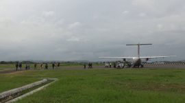 dok. Penumpang berjalan menuju pesawat Wings Air di Bandara Trunojoyo, Sumenep, Jawa Timur. (Didik/ SJ foto)